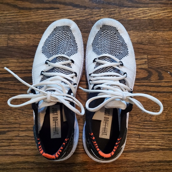 Womens Nike athletic shoe, size 6.5 - Picture 2 of 4